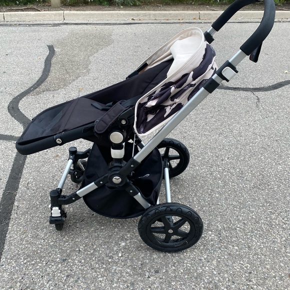 Limited edition Andy Warhol canopy (cars)
Black seat
Includes bugaboo foot muff - Picture 3 of 5